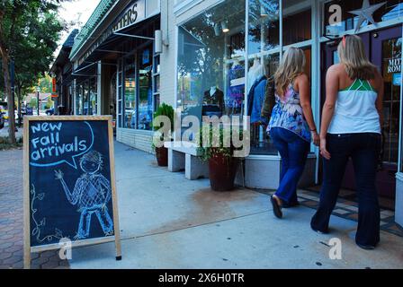 Zwei Erwachsene Frauen kaufen in den Luxusgeschäften im Virginia Highlands District in Atlanta ein Stockfoto