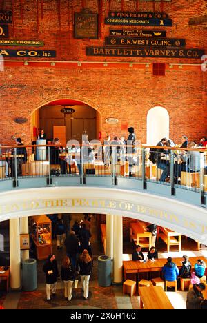 Ein zweistöckiger Food Court auf Bostons Quincy Market bietet Besuchern einen Ort zum Entspannen und Essen von den vielen Händlern des Ortes Stockfoto