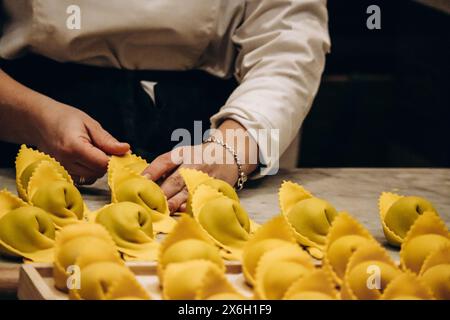 Der Koch bereitet die Cappellacci mit Ricotta und Spinat zu Stockfoto