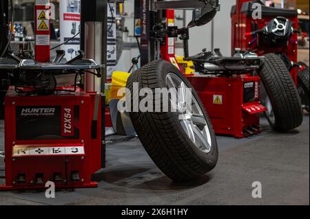 Riga, Lettland, 19. April 2024: Reifenwechsel- und Auswuchtwerkstattausrüstung auf der Fachmesse Autoreparaturtechnik Stockfoto