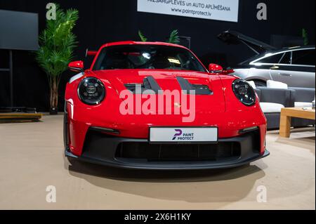 Riga, Lettland, 19. April 2024: Sportwagen Porsche 911 GT3 RS präsentiert auf dem Internationalen Automobilsalon in Riga. Stockfoto