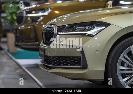 Riga, Lettland, 19. April 2024: LED-Scheinwerfer und Car-Design-Nahaufnahme von Nev Skoda Superb, Modell 2024 Stockfoto
