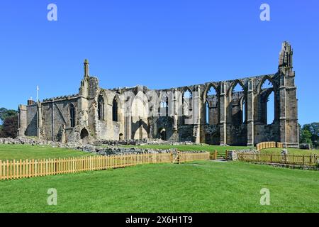 Bolton Abbey neben dem River Wharfe, Wharfedale, in der Nähe von Skipton, North Yorkshire, England Stockfoto