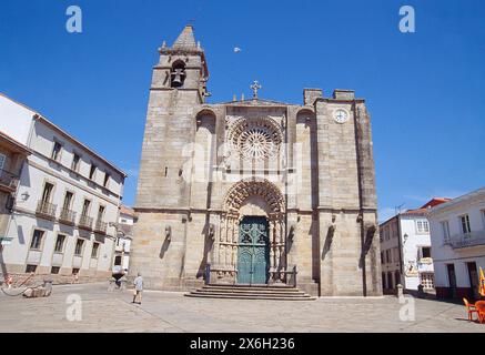 Fassade der Kirche San Martiño. Noia, La Coruña Provinz, Galizien, Spanien. Stockfoto