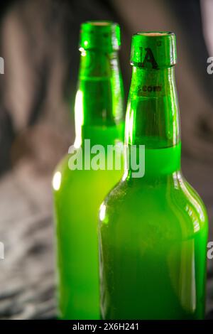 Zwei Flaschen Cidre. Schließen Sie die Ansicht. Stockfoto