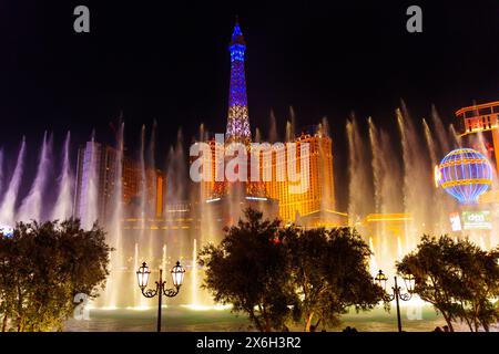 Las Vegas, Nevada - 14. April 2024: Bellagio Fountains spielen ihren Tanz vor dem Eiffelturm Replica Stockfoto