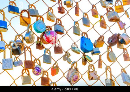 Los Angeles, Kalifornien - 29. Dezember 2022: Nahaufnahme der Love Locks auf einem Zaun im Runyon Canyon bei Sonnenuntergang Stockfoto