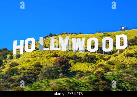 Los Angeles, Kalifornien - 11. April 2024: Hollywood-Schild mit üppigem Frühlingsgrün und klarem blauem Himmel Stockfoto