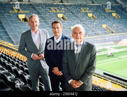 Dortmund, Deutschland. Mai 2024. Lars Ricken (M) steht nach einer Pressekonferenz von Borussia Dortmund für seine offizielle Einführung als Geschäftsführer Sport auf den Ständen. Ricken wird einen Teil der Aufgaben von Hans-Joachim Watzke (l) übernehmen, der Ende 2025 aus dem Management zurücktreten wird. Auf der rechten Seite befindet sich Reinhold Lunow, Präsident von Borussia Dortmund. Quelle: Bernd Thissen/dpa/Alamy Live News Stockfoto