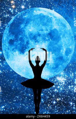 Silhouette einer Ballerina, die vor Vollmond tanzt Stockfoto