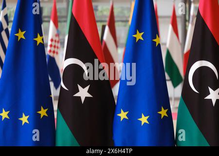 Brüssel, Belgien Mai 2024. Am 15. Mai 2024 stehen am EU-Hauptsitz in Brüssel, Belgien, Flaggen Libyens und der Eurupeischen Union. Quelle: ALEXANDROS MICHAILIDIS/Alamy Live News Stockfoto