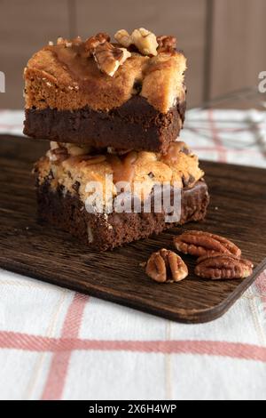 Hausgemachte Brookies Brownie und Kekskuchen mit Walnüssen Stockfoto