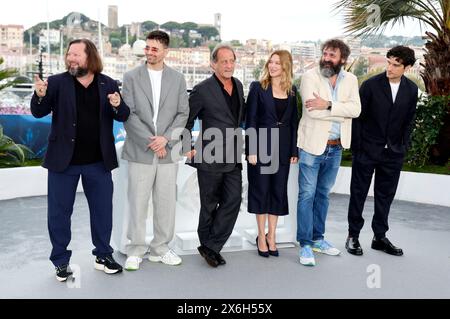 Manuel Guillot, Raphael Quenard, Vincent Lindon, Lea Seydoux, Quentin Dupieux und Louis Garrel beim Photocall zum Kinofilm 'Le deuxième acte / The Second Act' auf dem Festival de Cannes 2024 / 77. Internationale Filmfestspiele von Cannes am Palais des Festivals. Cannes, 15.05.2024 Stockfoto