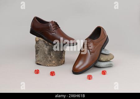 Formelle Schuhe mit kombiniertem Motiv auf grauem Hintergrund Stockfoto