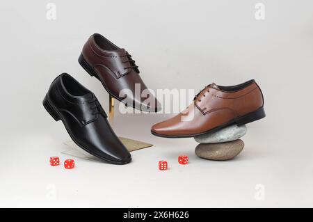 Formelle Schuhe mit kombiniertem Motiv auf grauem Hintergrund Stockfoto