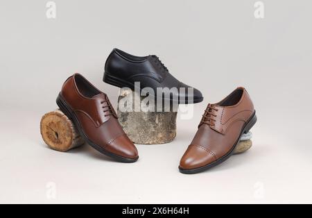 Formelle Schuhe mit kombiniertem Motiv auf grauem Hintergrund Stockfoto