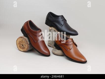 Formelle Schuhe mit kombiniertem Motiv auf grauem Hintergrund Stockfoto