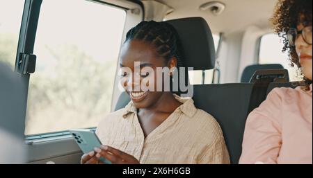 Roadtrip, Frau und SMS im Urlaub im Auto, Smartphone und Online-Kommunikation oder Chat. Schwarze weibliche Person, Fahrzeug und scrollen auf Social Stockfoto