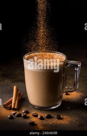 Im Vordergrund ein Glas mit Kaffee und ein Gemüsegetränk mit gemahlenem Zimt Stockfoto