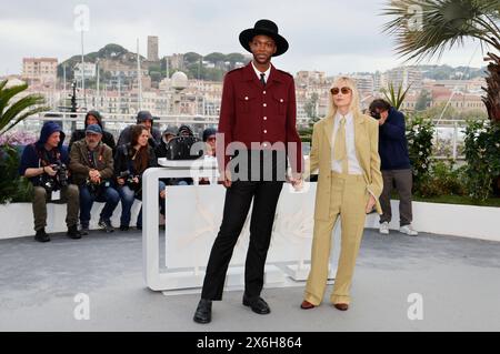 Baloji und Emmanuelle Beart beim Photocall der Camera d or Jury auf dem Festival de Cannes 2024 / 77. Internationale Filmfestspiele von Cannes am Palais des Festivals. Cannes, *** Baloji und Emmanuelle Beart bei der Camera d or Jury Photocall beim Festival de Cannes 2024 77 Internationale Filmfestspiele Cannes im Palais des Festivals Cannes, Foto:xD.xBedrosianx/xFuturexImagex camera 4506 Stockfoto