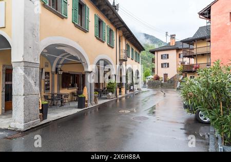 Russo, Onsernone, Schweiz - 6. Mai 2024: Blick auf das Dorf Russo im Tal Onsernone, Bezirk Locarno, Tessin. Stockfoto