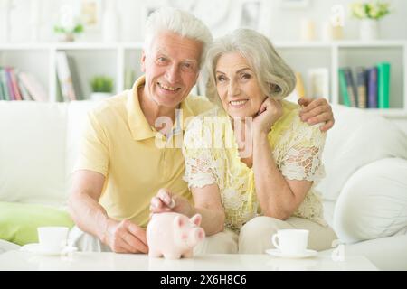 Glückliche Familie, fröhliches Paar Senioren mit Schweinebank Stockfoto