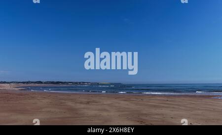 Blick nach Norden in Richtung Arbroath in der Entfernung von Elliot Beach, mit seinen Sandbänken, die bei High Tide an einem klaren Tag im Mai ausgesetzt sind. Stockfoto