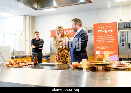 Wageningen, niederlande, 15-05-2024 Königin Maxima bei einem Arbeitsbesuch im FoodValley in Wageningen. Die Organisation Foodvalley leitet Unternehmen, die an der Umstellung auf ein nachhaltiges Lebensmittelsystem beteiligt sind Credit: NLBeeld/Patrick van EMST Stockfoto