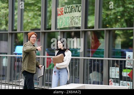 Menschen vor dem Marshall Building auf dem Campus der London School of Economics in Zentral-London, während im Inneren ein Protestlager über den Gaza-Konflikt stattfindet. Bilddatum: Mittwoch, 15. Mai 2024. Stockfoto