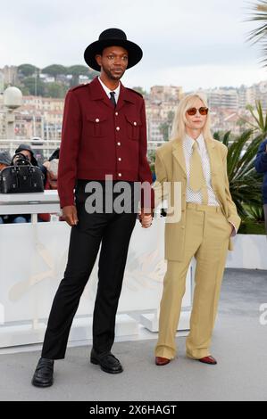 Baloji und Emmanuelle Beart beim Photocall der Camera d'Or Jury auf dem Festival de Cannes 2024 / 77. Internationale Filmfestspiele von Cannes am Palais des Festivals. Cannes, 15.05.2024 Stockfoto