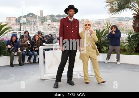 Baloji und Emmanuelle Beart beim Photocall der Camera d'Or Jury auf dem Festival de Cannes 2024 / 77. Internationale Filmfestspiele von Cannes am Palais des Festivals. Cannes, 15.05.2024 Stockfoto