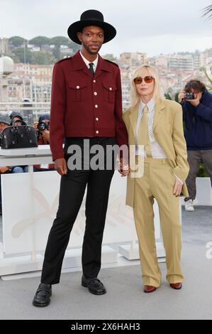 Baloji und Emmanuelle Beart beim Photocall der Camera d'Or Jury auf dem Festival de Cannes 2024 / 77. Internationale Filmfestspiele von Cannes am Palais des Festivals. Cannes, 15.05.2024 Stockfoto