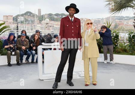 Baloji und Emmanuelle Beart beim Photocall der Camera d'Or Jury auf dem Festival de Cannes 2024 / 77. Internationale Filmfestspiele von Cannes am Palais des Festivals. Cannes, 15.05.2024 Stockfoto