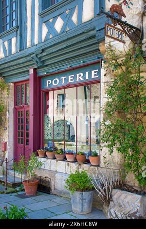 Farbiges Fenster mit der Aufschrift „Töpferei“, Fachwerkhaus in Noyers-sur-Serein, Yonne, Bourgogne Stockfoto