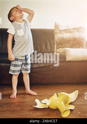 Kind, Glas und gebrochen oder traurig zu Hause oder traurig oder traurig Fehler oder wütende Jugendliche mit Keramikvase, Sorge oder Problem. Junge, Hand und unglücklich in der Apartmentlounge Stockfoto