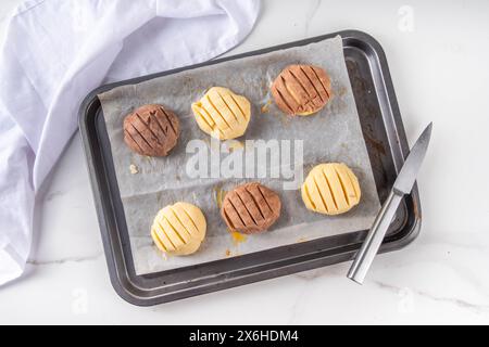 Kochen, das traditionelle mexikanische conchas-Gebäck, Kekse oder Brotbrötchen zubereitet. Hausgemachte Zubereitung von conchas-Dessertgebäck, auf Backblech mit Menschenhand Stockfoto