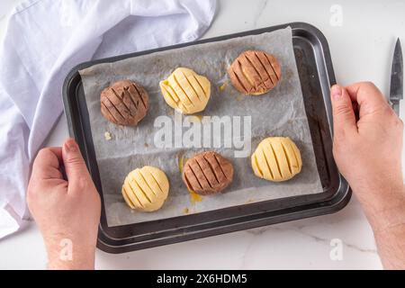 Kochen, das traditionelle mexikanische conchas-Gebäck, Kekse oder Brotbrötchen zubereitet. Hausgemachte Zubereitung von conchas-Dessertgebäck, auf Backblech mit Menschenhand Stockfoto