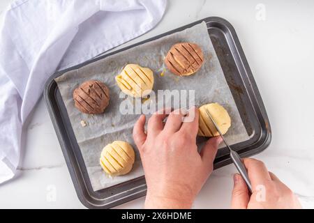 Kochen, das traditionelle mexikanische conchas-Gebäck, Kekse oder Brotbrötchen zubereitet. Hausgemachte Zubereitung von conchas-Dessertgebäck, auf Backblech mit Menschenhand Stockfoto