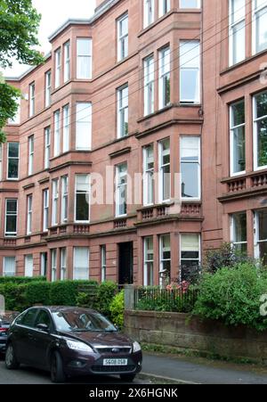 Steinhäuser sind charakteristisch für Wohngebäude in Glasgow – sie sind seit dem 19. Jahrhundert Teil der Stadtstruktur. Mietwohnungen waren zuerst Stockfoto