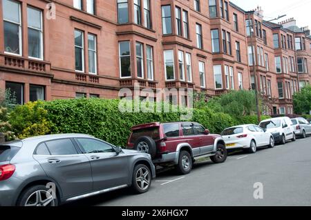 Steinhäuser sind charakteristisch für Wohngebäude in Glasgow – sie sind seit dem 19. Jahrhundert Teil der Stadtstruktur. Mietwohnungen waren zuerst Stockfoto