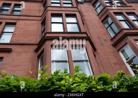 Steinhäuser sind charakteristisch für Wohngebäude in Glasgow – sie sind seit dem 19. Jahrhundert Teil der Stadtstruktur. Mietwohnungen waren zuerst Stockfoto