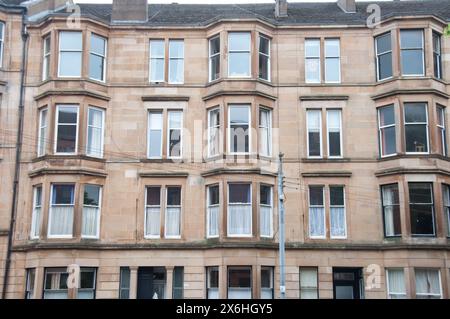 Steinhäuser sind charakteristisch für Wohngebäude in Glasgow – sie sind seit dem 19. Jahrhundert Teil der Stadtstruktur. Mietwohnungen waren zuerst Stockfoto