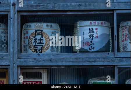 Japanische Sake-Flaschen, Umeshu und Yuzu alkoholische Getränke an der Bar. Osaka, Japan Stockfoto