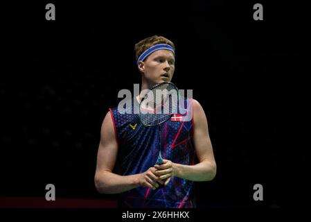 Bangkok, Thailand. Mai 2024. Anders Antonsen aus Dänemark spielt gegen ng Ka Long Angus aus Hongkong während der Badminton Men's Single bei den Thailand Open 2024 im Nimibutr Stadium. Ng Ka Long Angus gewann anders Antonsen 2:1 (21:18, 14:21, 21:15) Credit: SOPA Images Limited/Alamy Live News Stockfoto