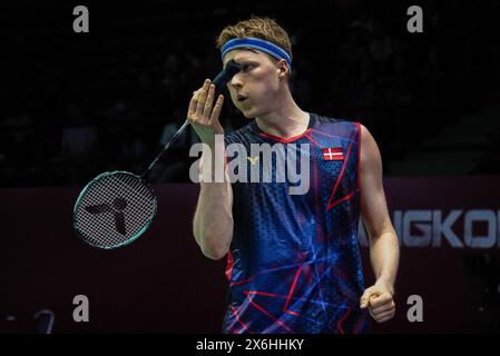 Bangkok, Thailand. Mai 2024. Anders Antonsen aus Dänemark spielt gegen ng Ka Long Angus aus Hongkong während der Badminton Men's Single bei den Thailand Open 2024 im Nimibutr Stadium. Ng Ka Long Angus gewann anders Antonsen 2:1 (21:18, 14:21, 21:15) Credit: SOPA Images Limited/Alamy Live News Stockfoto