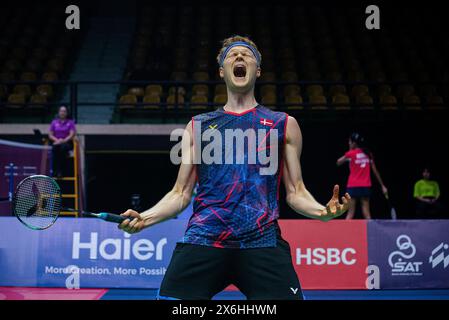 Bangkok, Thailand. Mai 2024. Anders Antonsen aus Dänemark spielt gegen ng Ka Long Angus aus Hongkong während der Badminton Men's Single bei den Thailand Open 2024 im Nimibutr Stadium. Ng Ka Long Angus gewann anders Antonsen 2:1 (21:18, 14:21, 21:15) (Foto: Peerapon Boonyakiat/SOPA Image/SIPA USA) Credit: SIPA USA/Alamy Live News Stockfoto