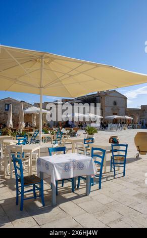 Italien, Sizilien, Marzamemi (Provinz Siracusa); Menschen und Restaurants auf dem Platz Regina Margherita Stockfoto