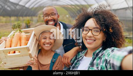 Bauernhof, Selfie und Menschen in Gewächshäusern für Gemüseernte, Landwirtschaft oder kleine Unternehmen. Nachhaltigkeit, Face oder Happy Farmer Team in der Natur für Stockfoto