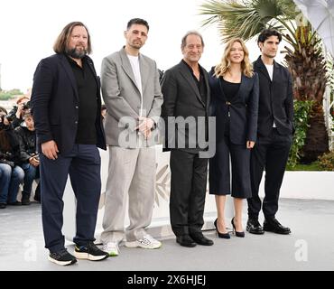 Cannes, Frankreich. Mai 2024. Die französischen Schauspieler Manuel Guillot, Raphael Quenard, Vincent Lindon, Louis Garrel und die Schauspielerin Lea Seydoux nehmen am Mittwoch, den 15. Mai 2024, am 2. Akt-Fotobesuch beim 77. Filmfestival in Cannes Teil. Foto: Rune Hellestad/ Credit: UPI/Alamy Live News Stockfoto