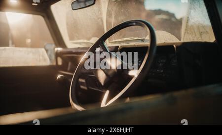 Nahaufnahme eines alten Geländewagens mit sichtbarem Innenraum in der Wüste. Klassischer Geländewagen mit rechtem Geländewagen im Geländewagen in der Mitte der Sunny Safari Savanne Stockfoto